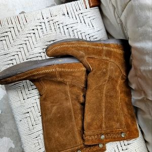 Minnetonka Moccasin Boots size 8